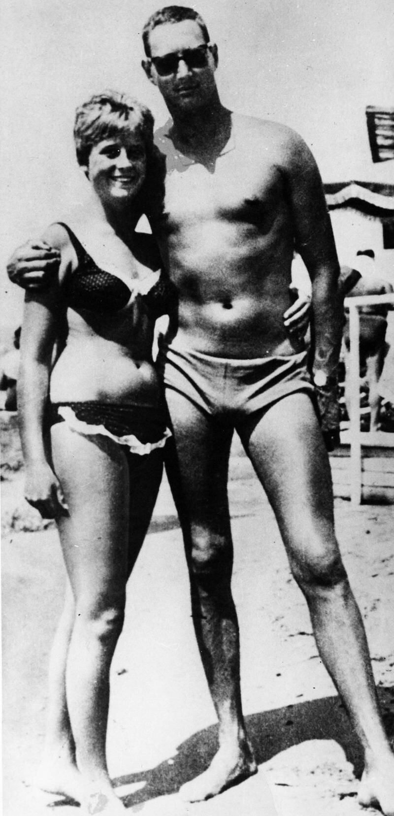 El padre y la madre de Nick en la playa, alrededor de 1965.