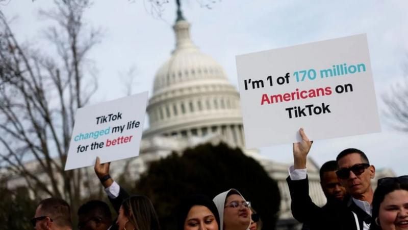 Personas han salido a manifestarse en contra de los esfuerzos legislativos que forzarían la venta de TikTok en EE.UU.