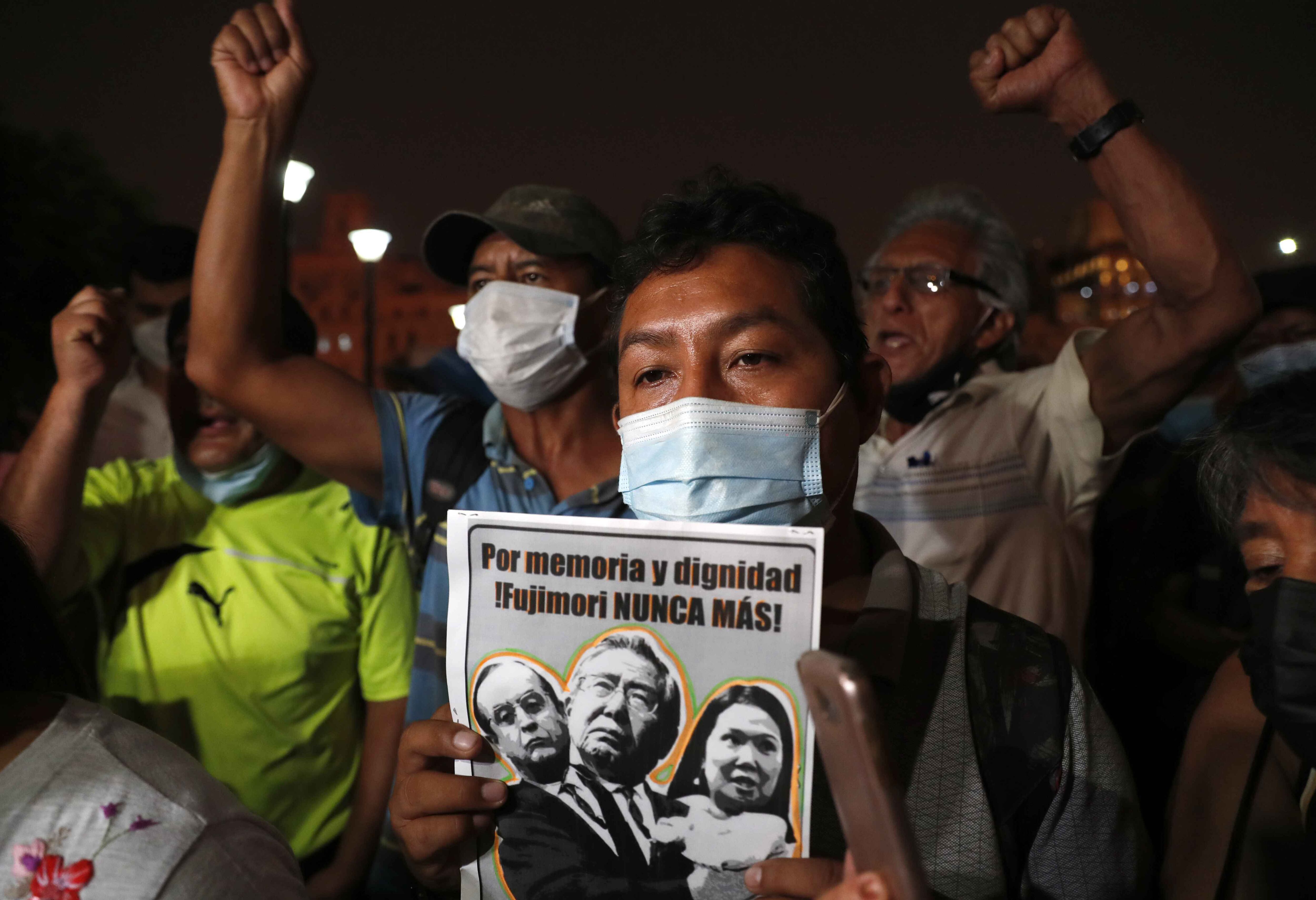 Manifestantes participan en una protesta contra la liberación del expresidente Alberto Fujimori gracias a una decisión del Tribunal Constitucional, el jueves en la plaza San Martín de Lima.