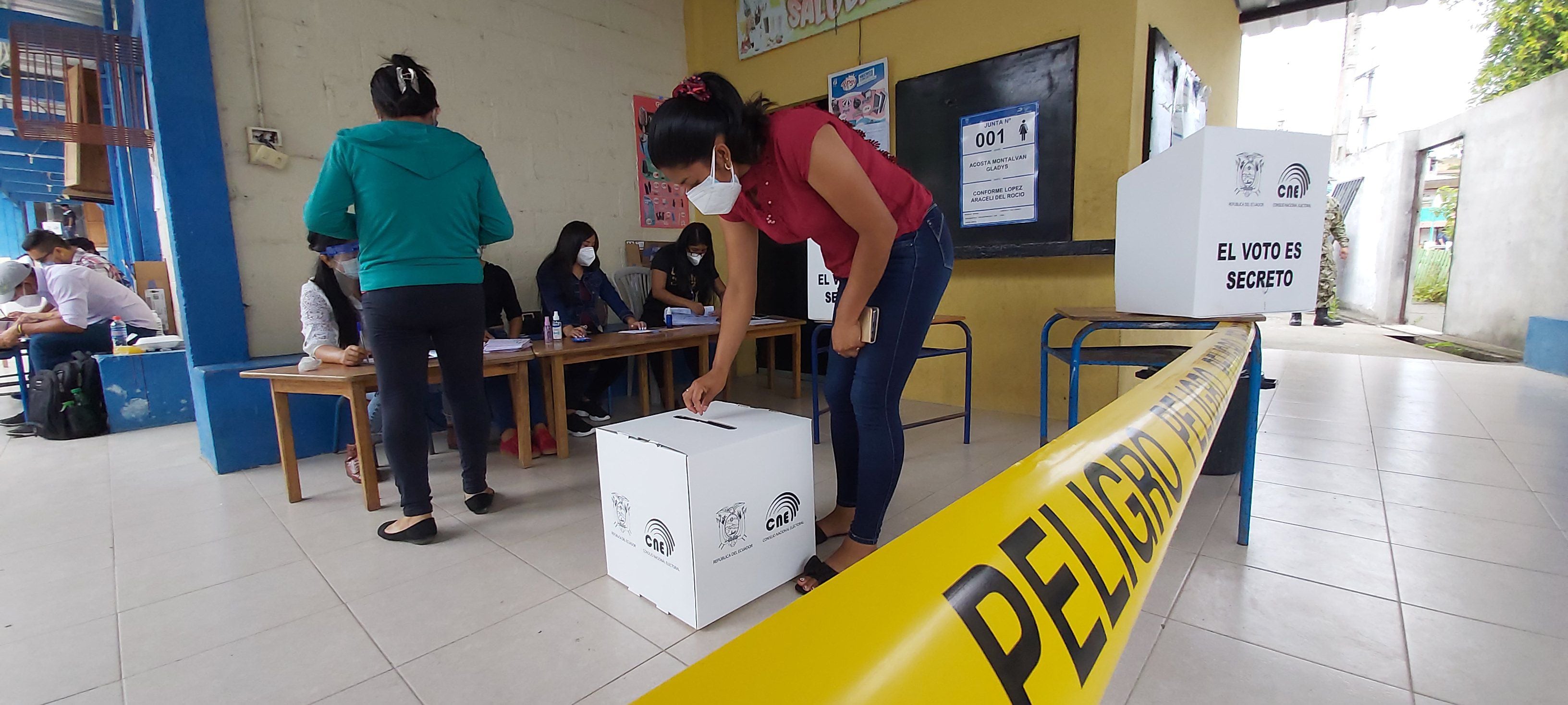 Presidenta de Junta Receptora del Voto en Manabí permitió a una mujer votar con otra cédula: ambas están detenidas