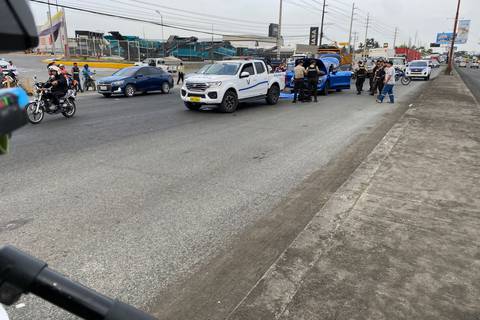 Hombre fue asesinado mientras revisaba su automóvil en la av. León Febres-Cordero de La Aurora