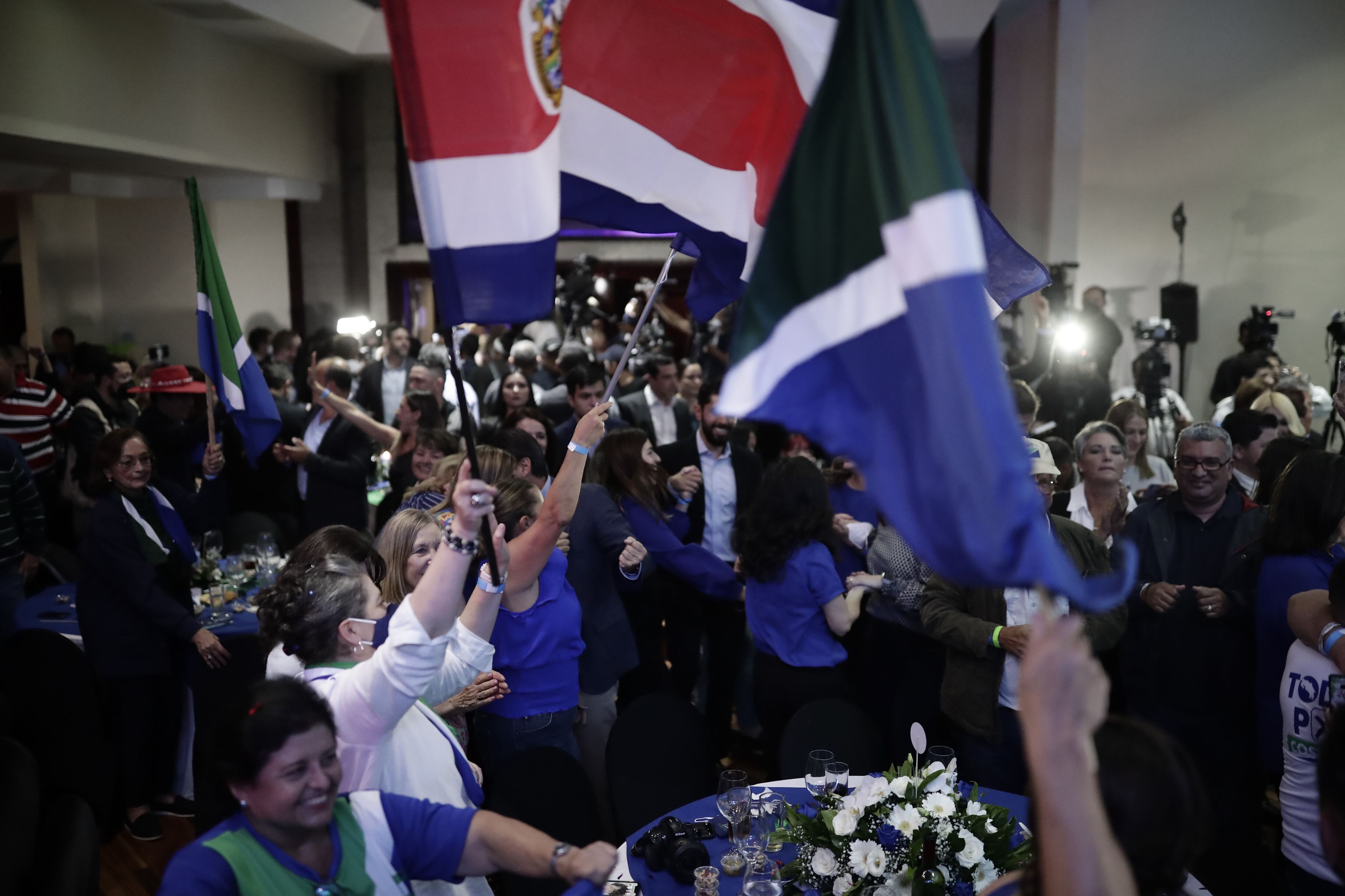 Simpatizantes del candidato presidencial Rodrigo Chaves reaccionan hoy, al finalizar la segunda ronda de elecciones presidenciales, en San José (Costa Rica). EFE/Jeffrey Arguedas 