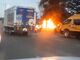 Queman llantas durante protesta en la autopista Narcisa de Jesús, norte de Guayaquil