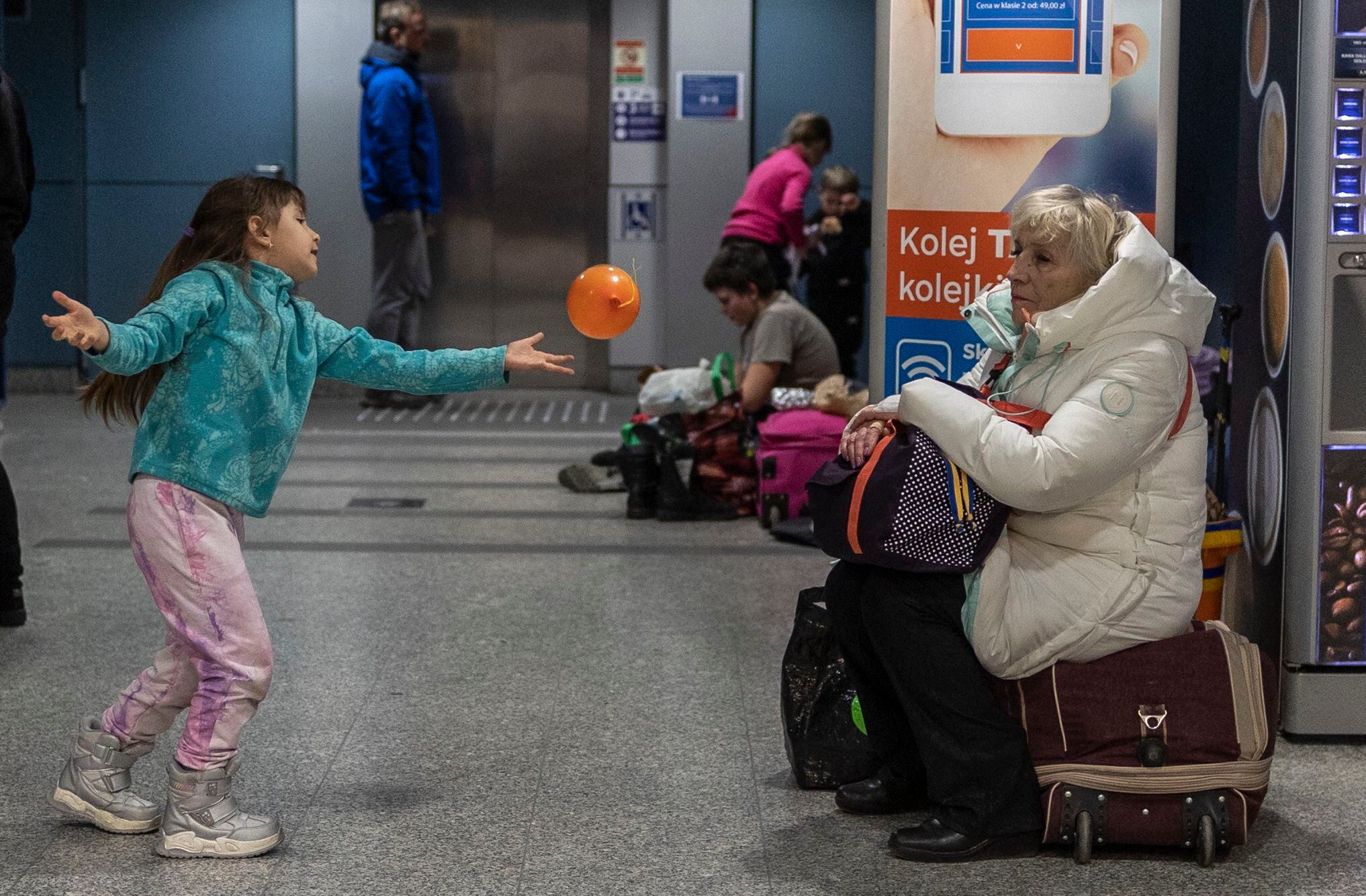 Refugiados procedentes de Ucrania esperan en la estación de tren de Cracovia, Polonia. 