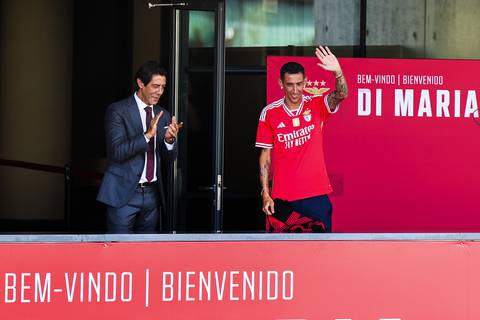 Ángel Di María causa euforia en presentación como refuerzo del Benfica de Portugal