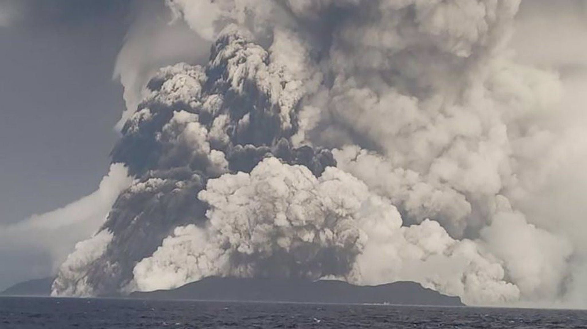 La erupción de Tonga excedió la mayor prueba nuclear de EE.UU. y generó un tsunami con olas de hasta 45 metros de altura
