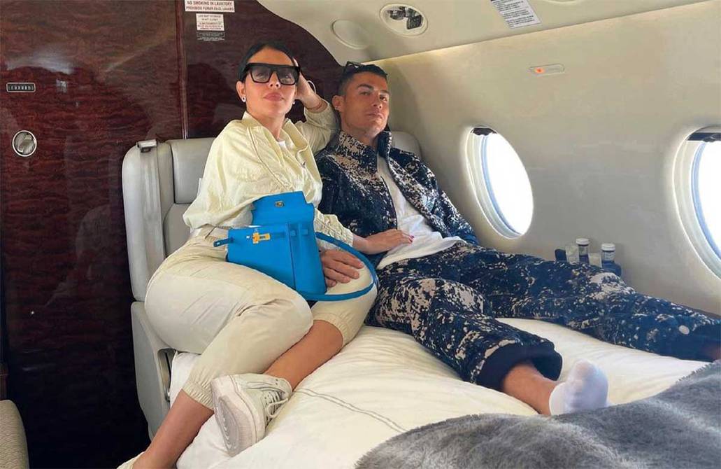 El 'look' de Georgina para volar en jet: camisa de Louis Vuitton de 1.300  euros, joyas y Birkin