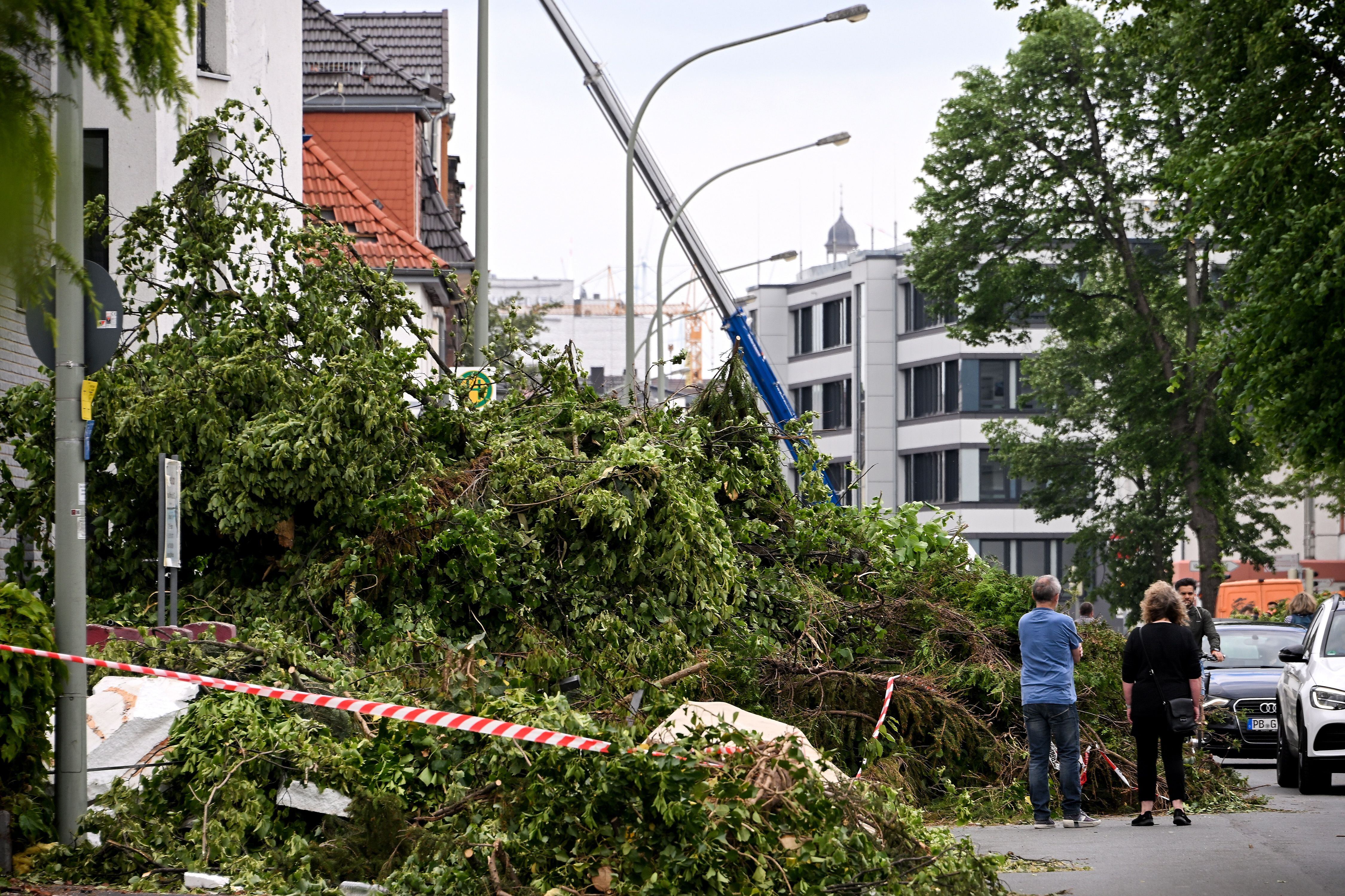 Los escombros, los techos dañados y los árboles caídos se ven en Paderborn, Alemania, el 21 de mayo de 2022, después de que lo que se informó como un 'tornado' dejó una franja de destrucción en la parte oriental del estado de Renania del Norte-Westfalia. EFE/EPA/SASCHA STEINBACH