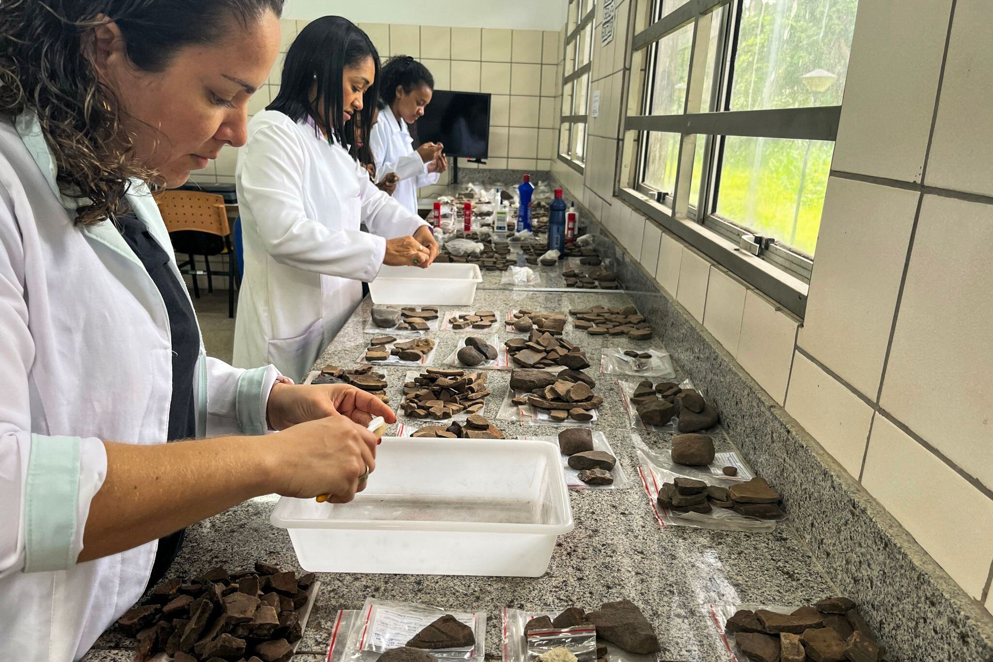 Arqueólogos examinan fragmentos de cerámica encontrados en Sao Luis, Brasil, en marzo de 2023. 

