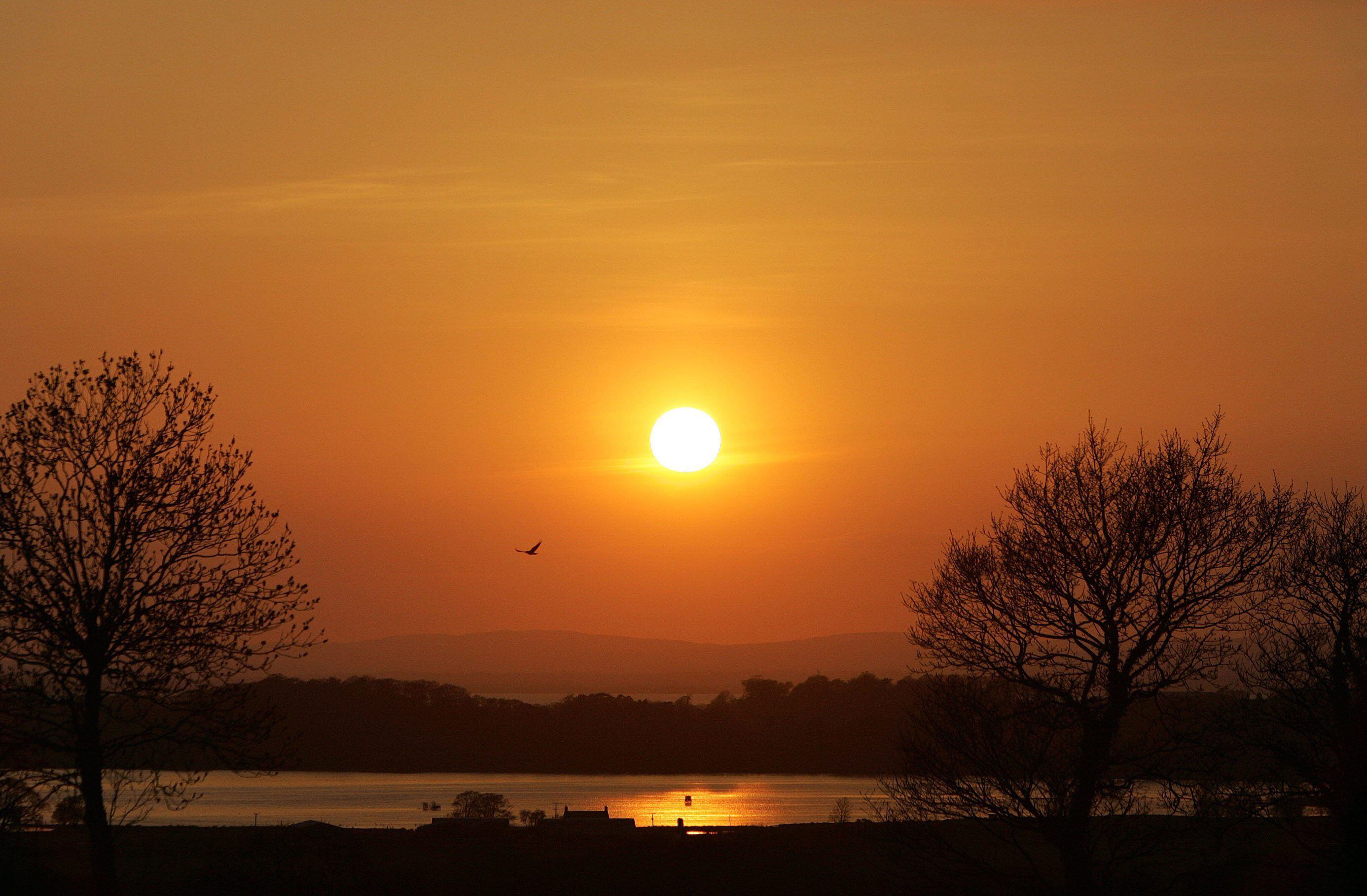 Imagen de archivo del sol poniéndose en Reino Unido. EFE/Paul Mcerlane 