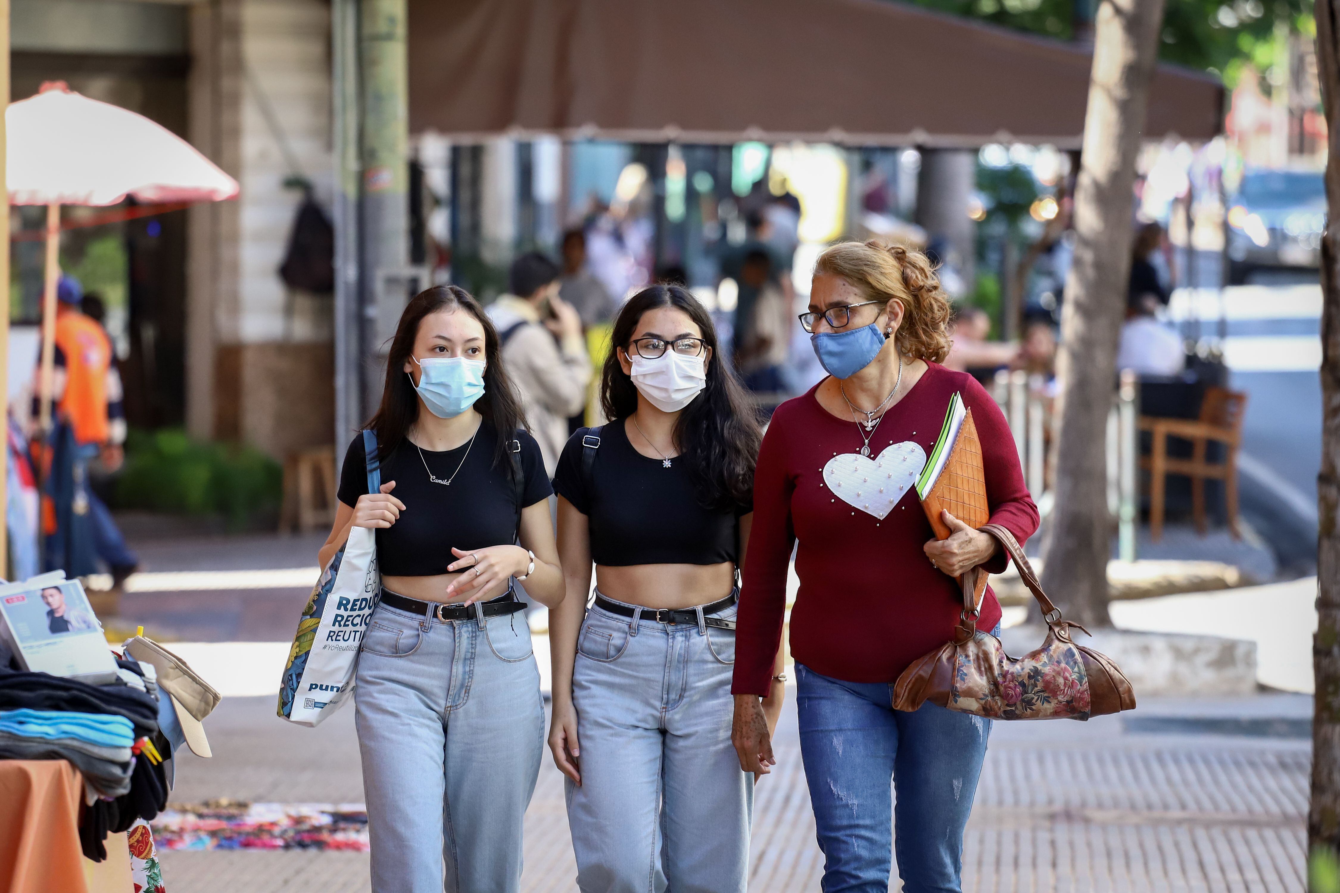 Tres mujeres caminan hoy por el centro de Asunción (Paraguay). EFE/ Nathalia Aguilar 