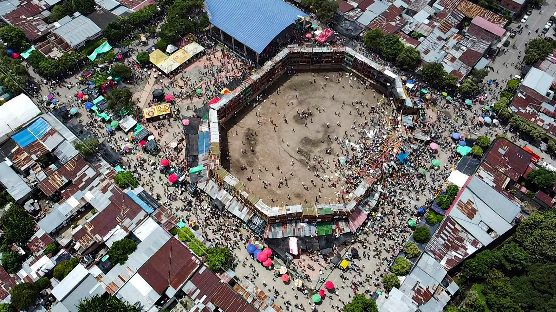 Los videos de la tragedia en Tolima: Así se desplomaron los palcos en una plaza de toros dejando cuatro muertos y cientos de heridos