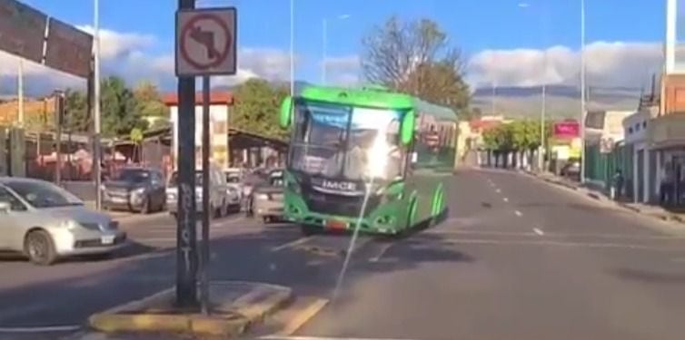 Autoridades de Quito se pronuncian sobre infracción del bus que subió al parterre en Tumbaco