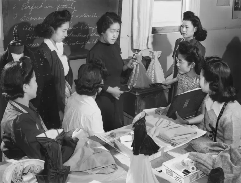 GETTY IMAGES La profesora de moda y diseño Ryie Yoshizawa con un grupo de estudiantes en el centro de reubicación de Manzanar, California, en 1943.