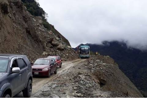 Vía Macas-Riobamba cerrada por deslizamientos de tierra