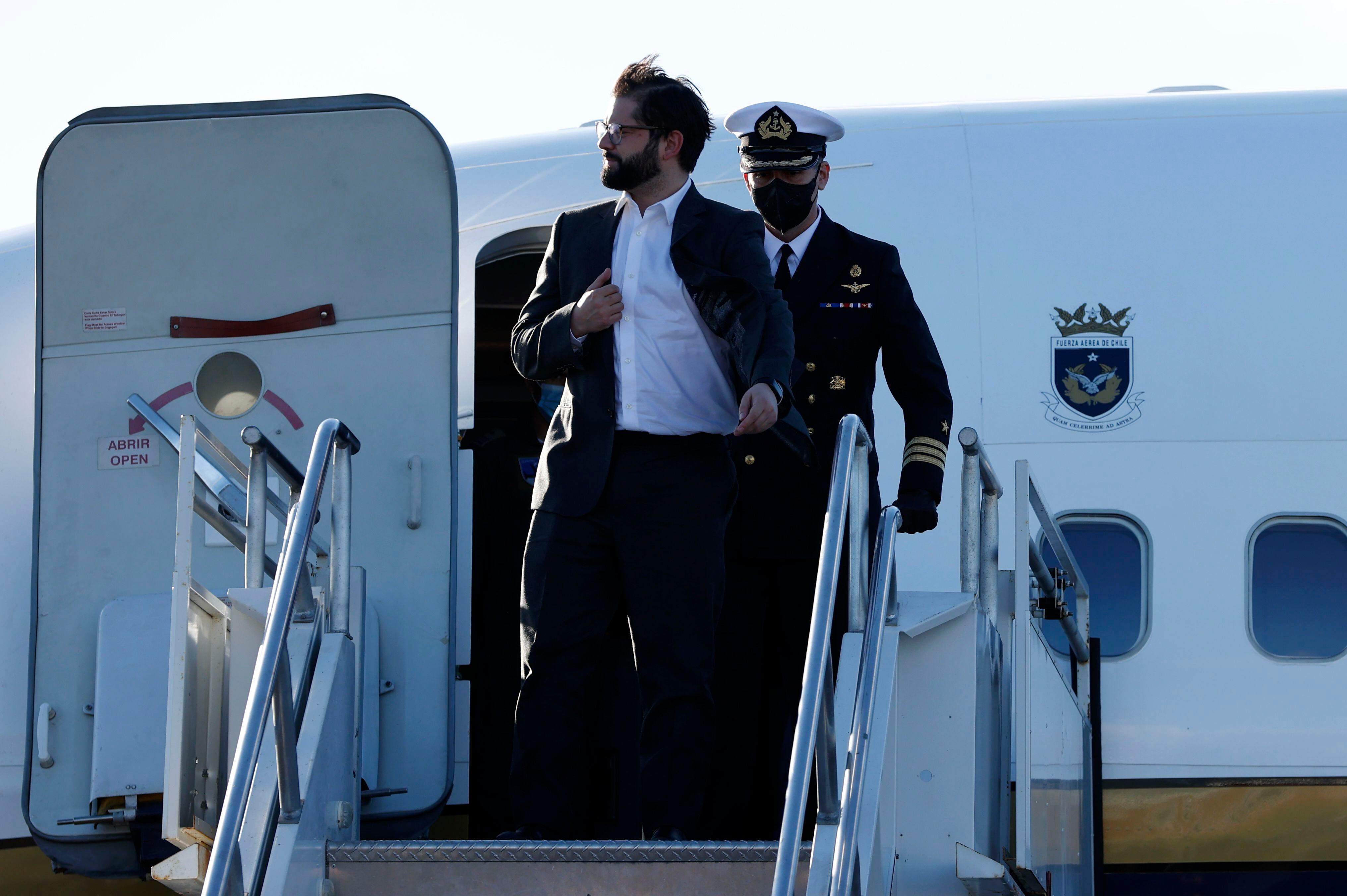 El presidente de Chile, Gabriel Boric, fue registrado este miércoles a su llegada al aeropuerto Presidente Carlos Ibañez del Campo, en Punta Arenas (Chile). EFE/ Alberto Valdés 