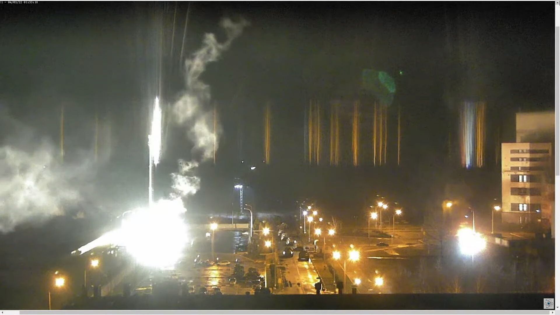 Una captura de pantalla tomada de una grabación de una cámara de vigilancia de la central nuclear de Zaporizhzhya publicada en YouTube muestra una bengala aterrizando en la planta de energía nuclear durante un bombardeo, Ucrania, el 4 de marzo de 2022. EFE/EPA/CN Zaporizhzhya