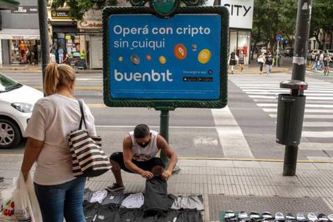 Cómo la crisis ha disparado el uso de criptomonedas en Argentina (y por qué muchos las prefieren al dólar)