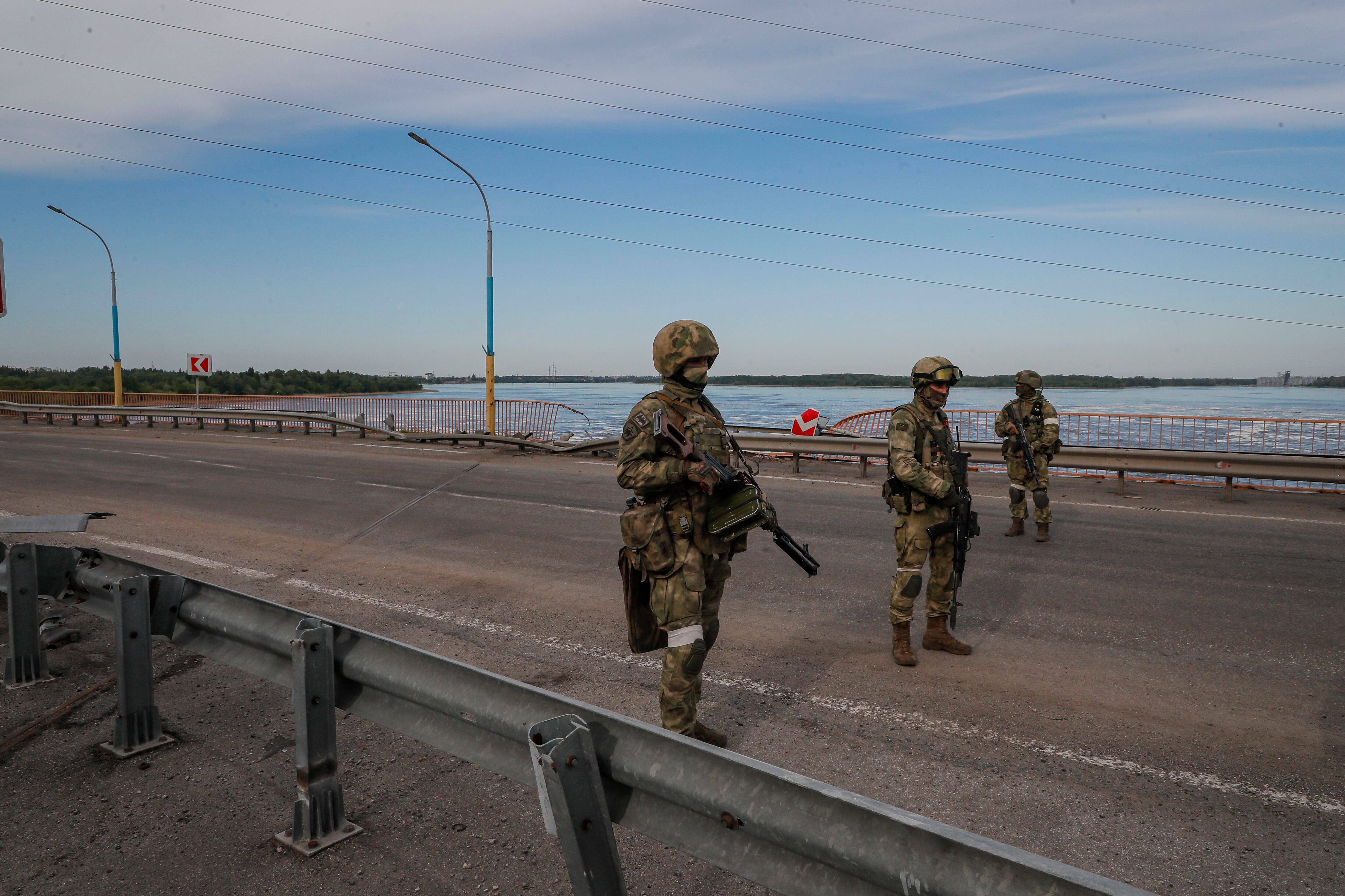 Foto de archivo de militares rusos cerca de la planta de energía hidroeléctrica en el río Dnieper, cerca de Jersón, Ucrania. EFE/EPA/SERGEI ILNITSKY 