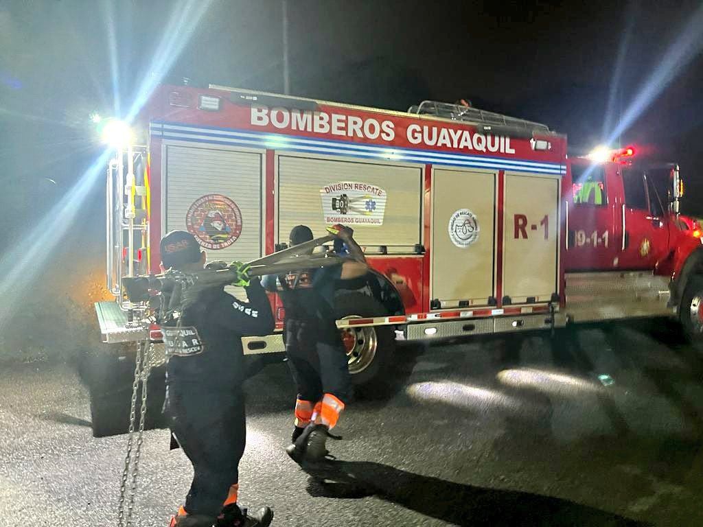 Bomberos de Guayaquil se desplazaron para apoyar rescate en Alausí