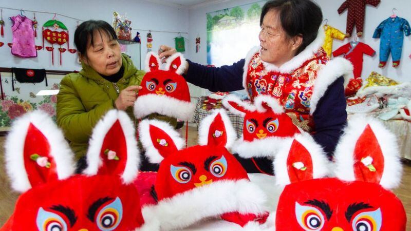 Mujeres confeccionan sombreros de conejo para la celebración del Año Nuevo chino. GETTY IMAGES
