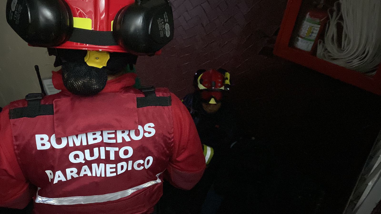 Una bodega de cartón y maniquíes se incendió en el norte de Quito