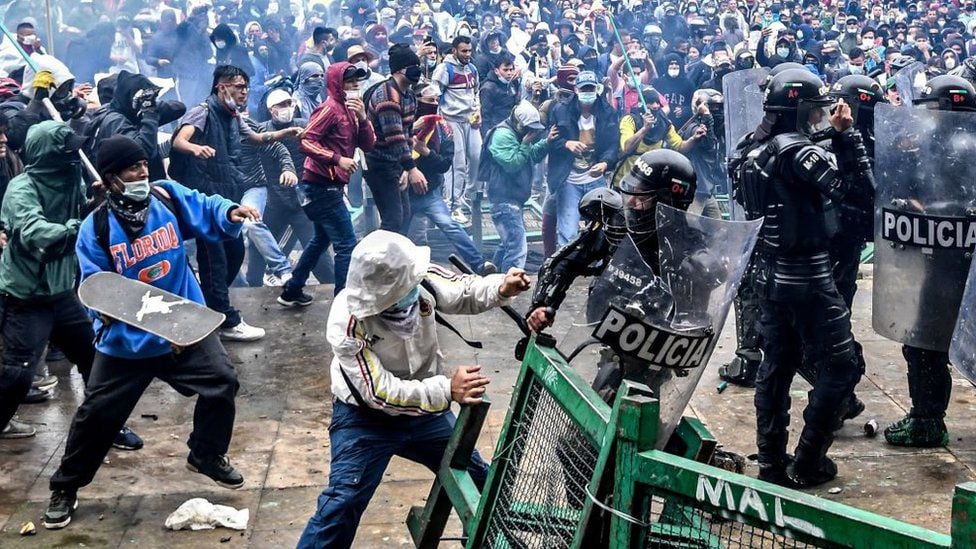 Durante las protestas en Colombia, hubo un profundo choque entre manifestantes y policías.