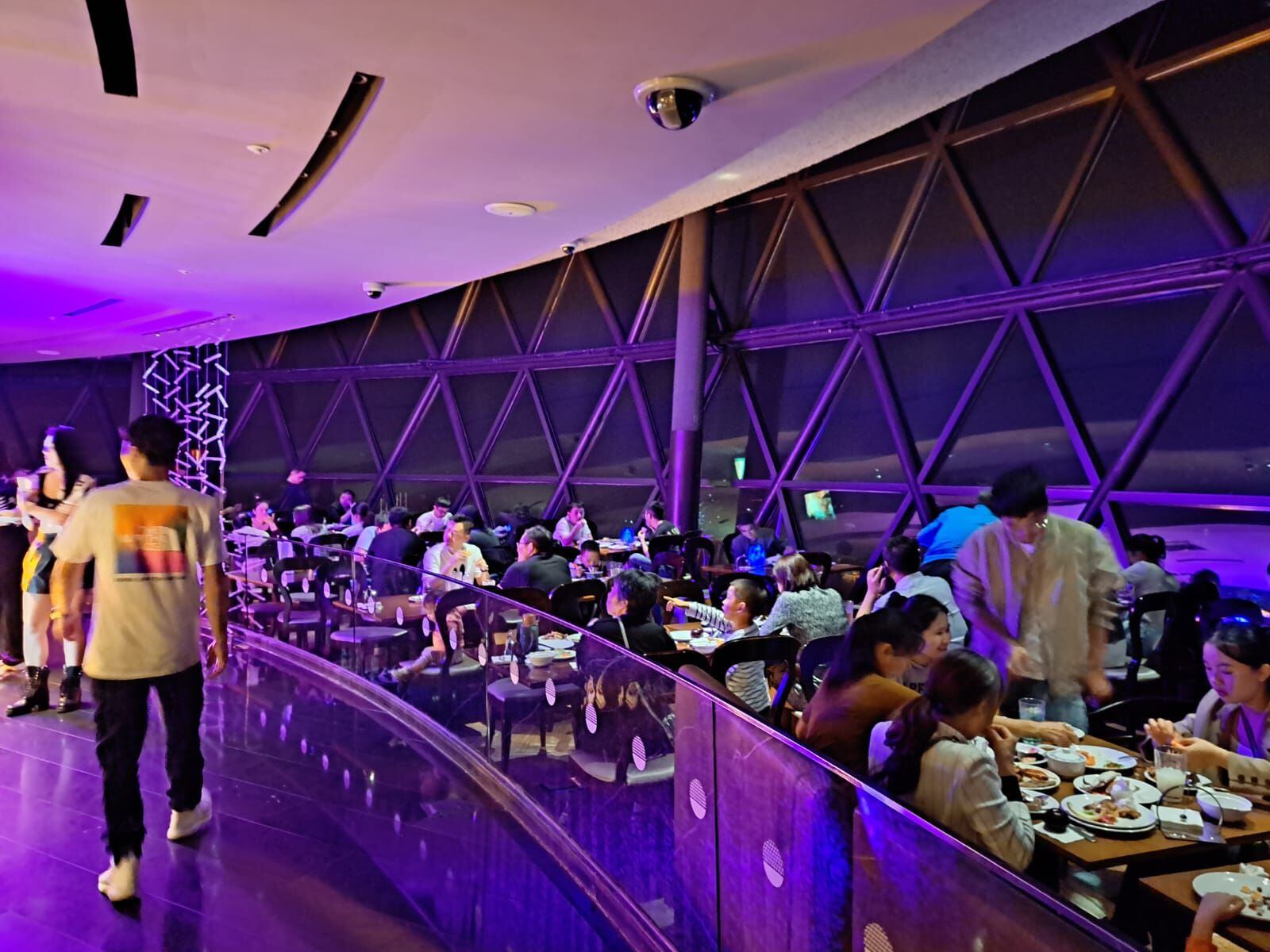 El interior del restaurante que está en la Torre de la Perla Oriental y que sirve como mirador. Está a 267 metros. 