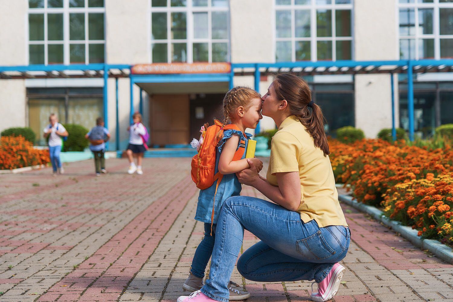 Socializar con el niño y dejar que conozca el que será su lugar de estudios facilitará la transición de dejar el hogar.