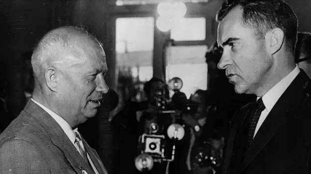El exlíder soviético Nikita Khrushchev y Nixon son señalados como dos casos históricos en el uso de la teoría del loco.