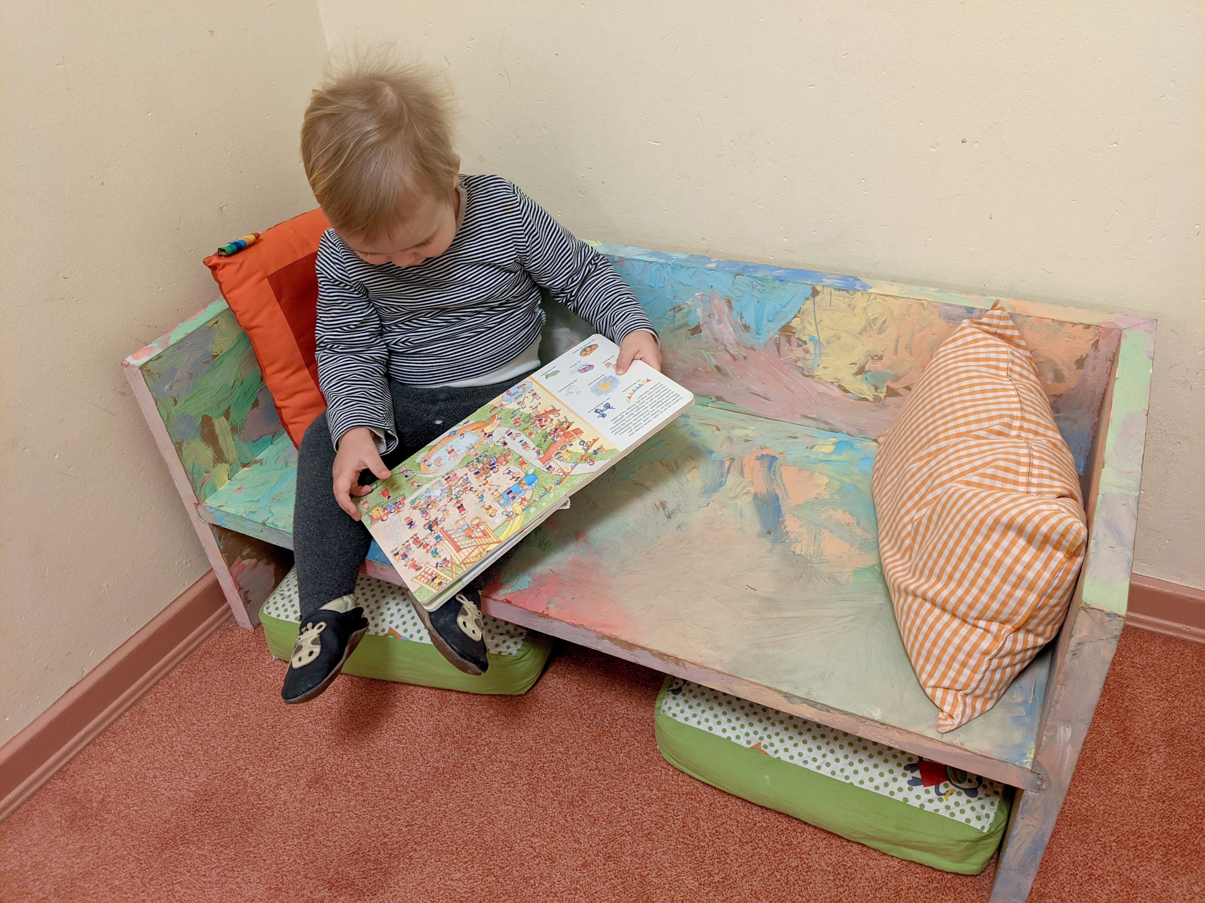Los muebles de cartón son particularmente adecuados para la habitación de los niños o el mobiliario del jardín de infantes. En la imagen un diseño de Papercomb.
