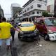 Un taxi y una furgoneta se impactaron en la calle Rumichaca y 1 de Mayo, centro de Guayaquil