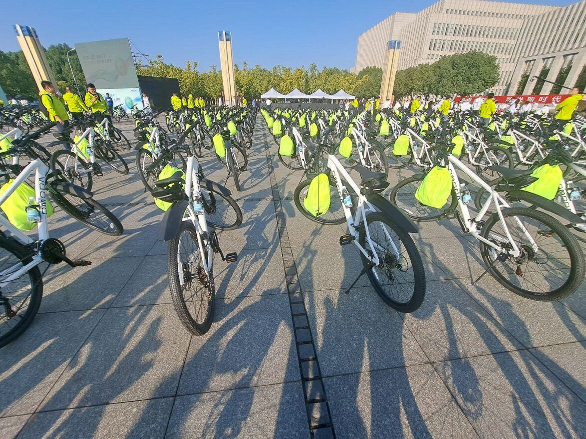 Decenas de personas participaron en un paseo ecológico en bicicletas que llevaban la marca Omoda. Foto: Jorge Villón Reyes. 