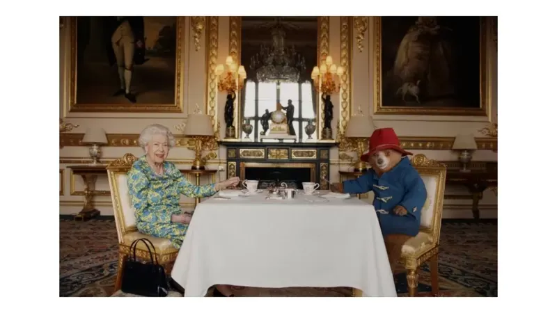 La reina Isabel apareció en un cómico video tomando el té con el popular personaje infantil Oso Paddington. BUCKINGHAM PALACE / STUDIO CANAL / BBC STUDIOS / H