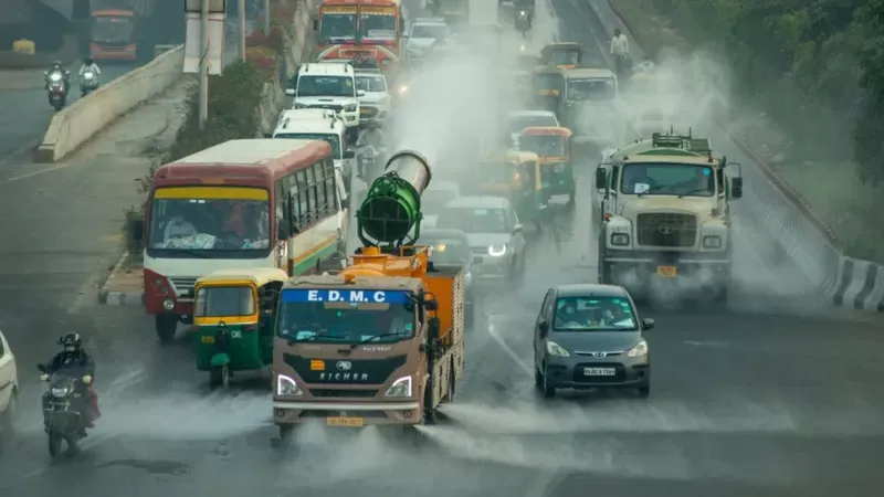Las medidas en Pekín y otras ciudades contrastan con las soluciones draconianas en ciudades como Nueva Delhi: en esta foto de 2020, un camión cisterna del ayuntamiento vaporiza agua en las calles en un intento de neutralizar partículas contaminantes del aire. Getty Images