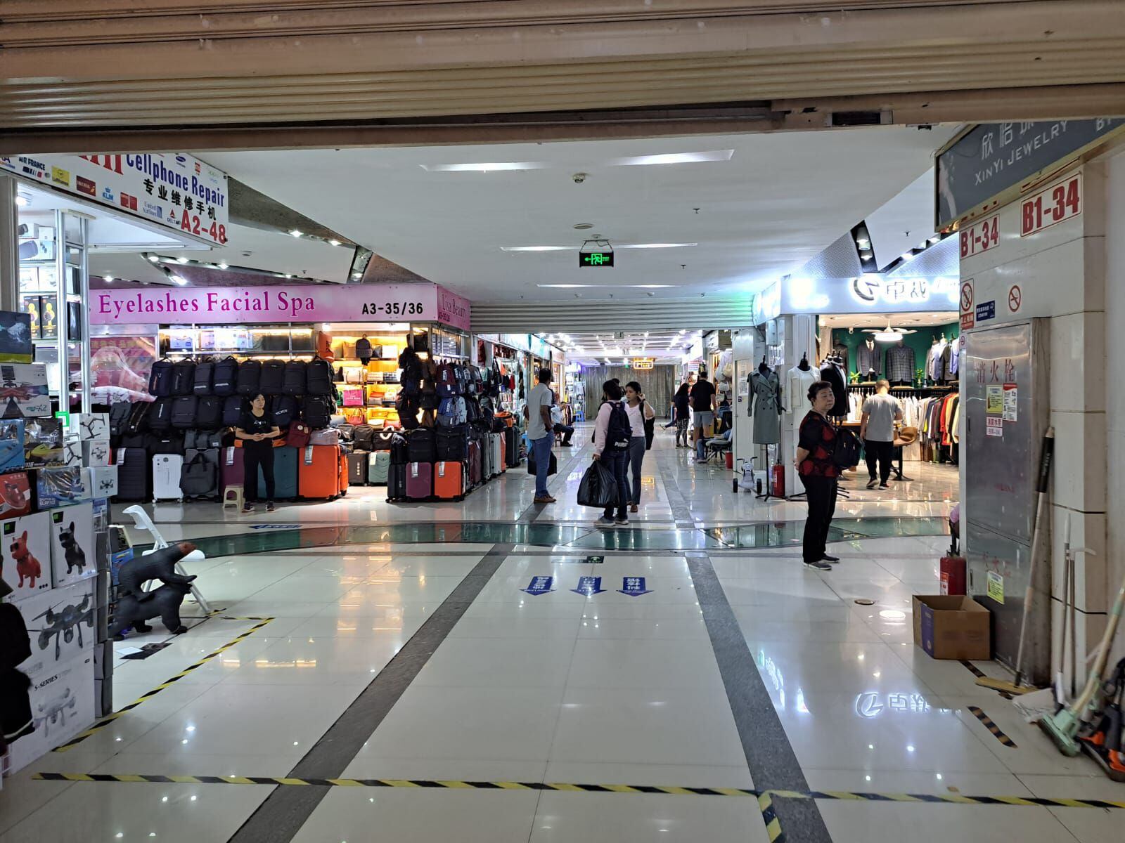 Una zona comercial de Shanghái, donde acuden turistas y regatean por los precios.