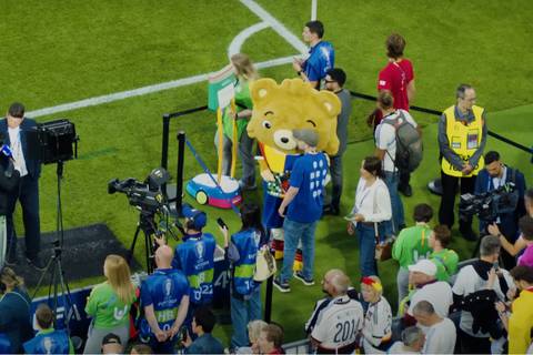 ‘Youtuber’ se cuela disfrazado de mascota en el partido inaugural de la Euro 2024 y desata críticas a la UEFA por seguridad en estadios
