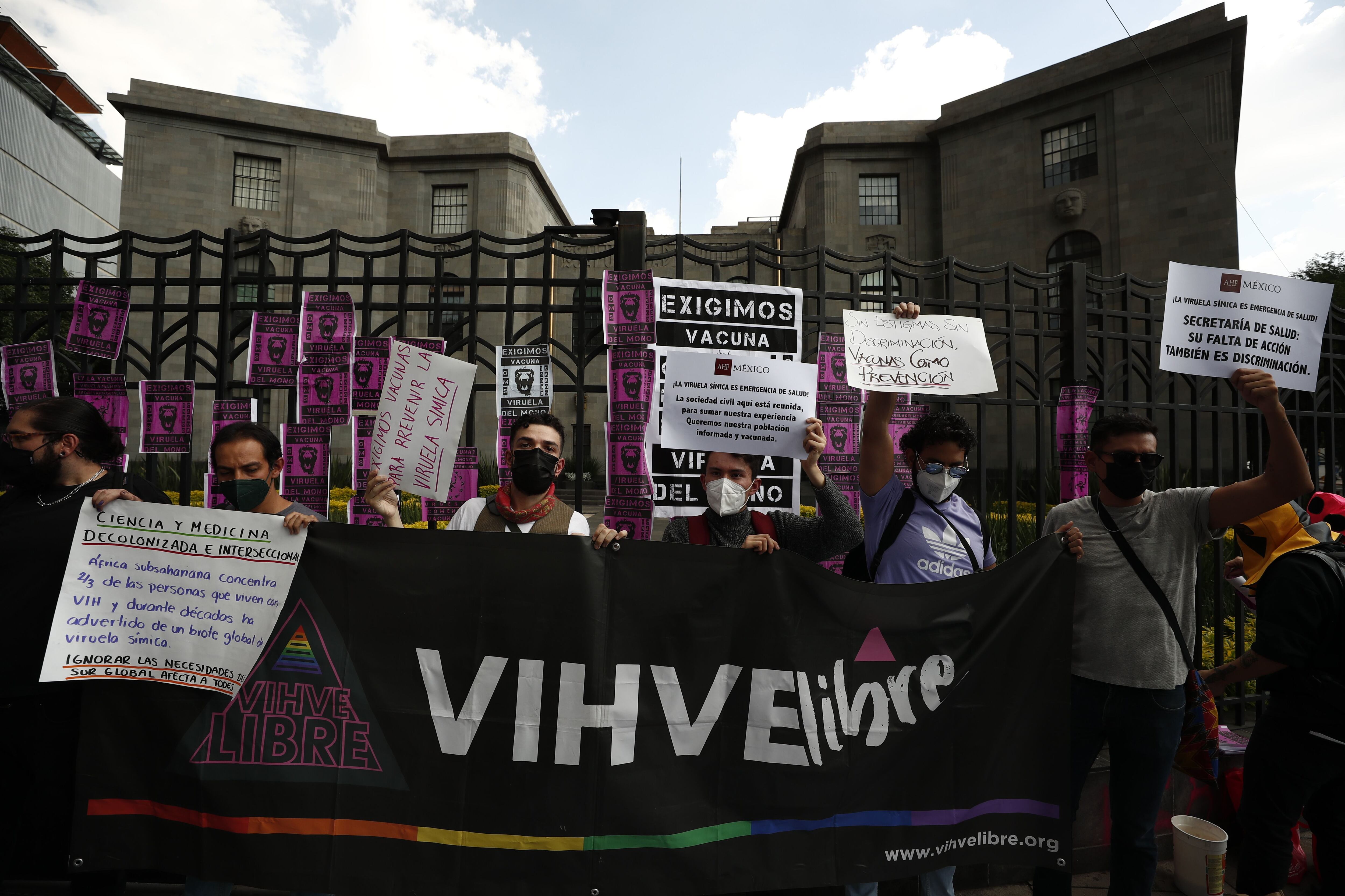 Un grupo de personas se manifiestan para exigir vacunas contra la viruela símica afuera de la Secretaria de Salud en Ciudad de México (México). EFE/José Méndez 
