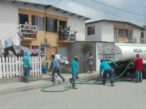 Comunidades manabitas claman por agua potable ante irregularidad en el servicio durante tres meses