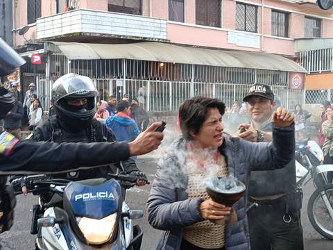 Policía dispersa manifestación antiminera en los exteriores del Ministerio del Ambiente, en Quito