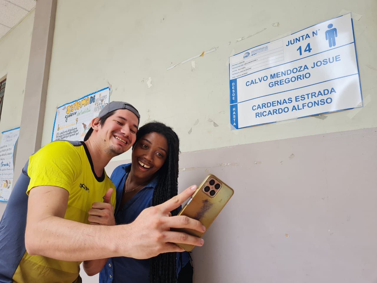 Israel Cantos y Milena Ayoví, de 24 años, quisieron eternizar su jornada electoral con una selfie.