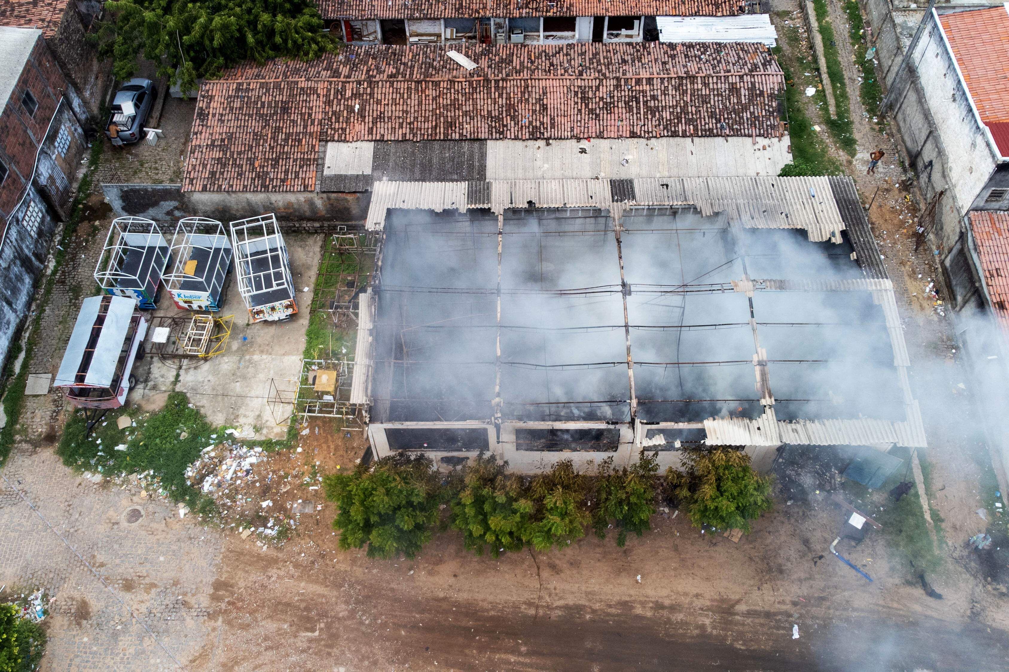 Vista aérea de un almacén comercial en llamas en Natal, estado de Rio Grande do Norte, Brasil, el 16 de marzo de 2023.