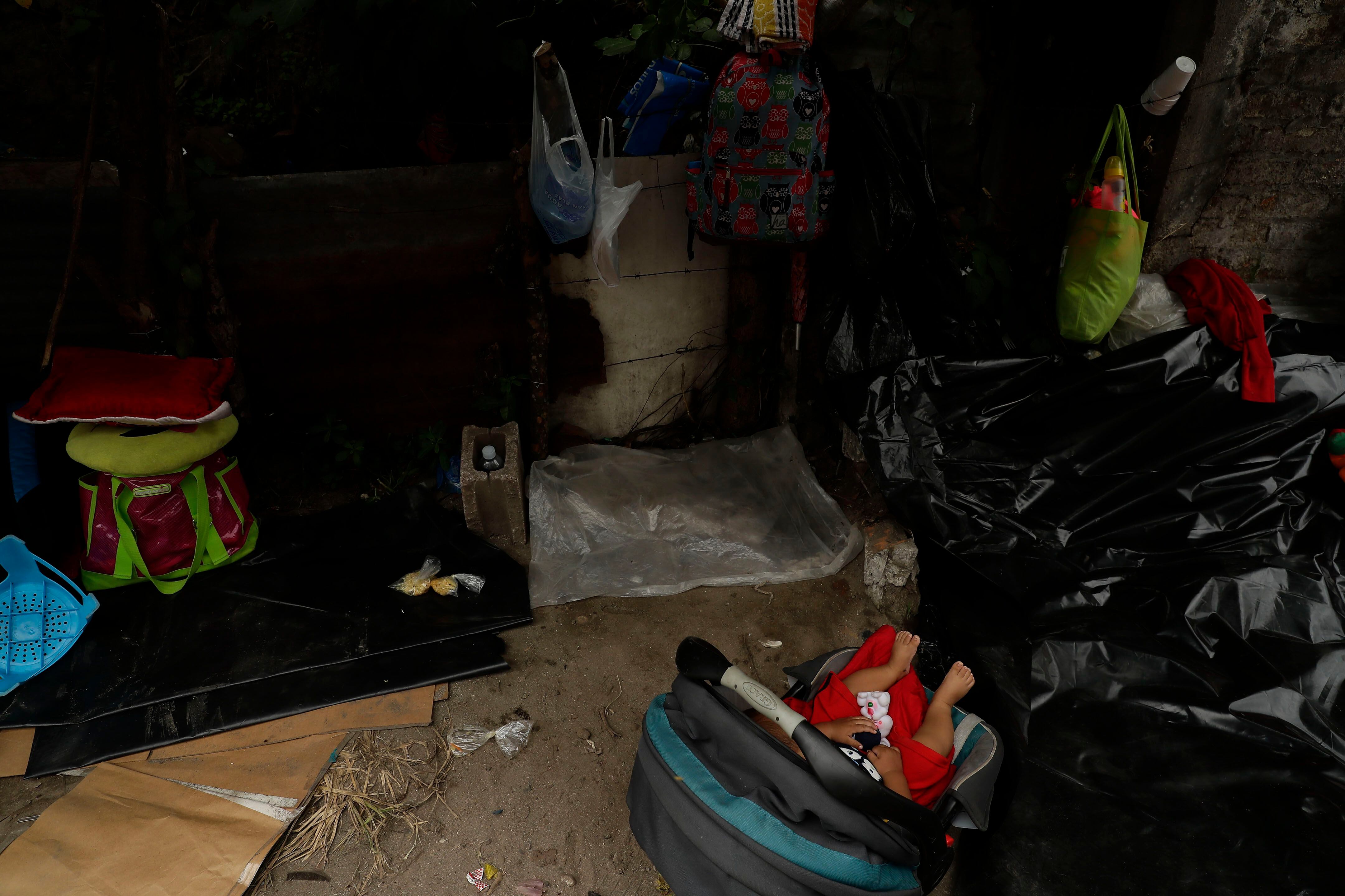 Un niño descansa en un improvisado campamento de familiares de detenidos, que esperan recibir información a las afueras del Centro Penal La Esperanza, el 20 de mayo de 2022, en San Salvador (El Salvador). EFE/Rodrigo Sura 