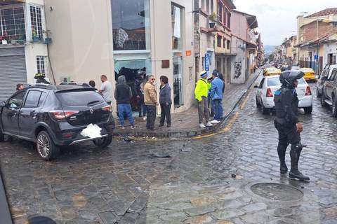Una persona herida y daños en local comercial por choque entre dos vehículos en el centro histórico de Cuenca