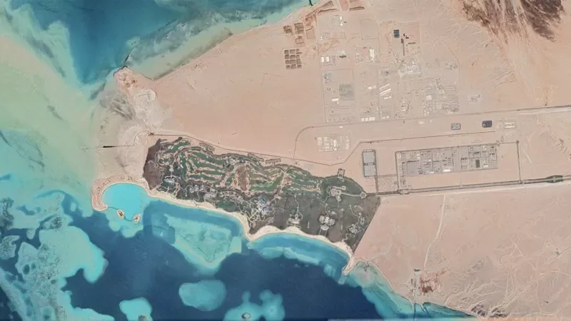 Una imagen de satélite muestra que se ha construido parte de Neom, incluido un campo de golf y un helipuerto. Google Earth