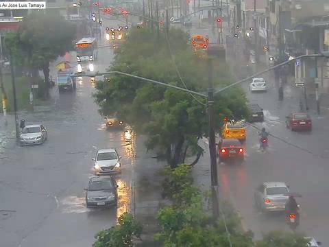 Sectores inundados en Guayaquil debido a intensa lluvia la tarde de este martes, 20 de febrero