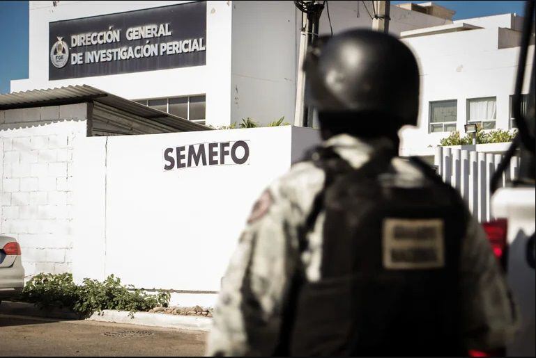 Elementos del Ejército y la Guardia Nacional trasladaron los cuerpos de los presuntos sicarios abatidos al Semefo, en donde las familias acudieron a identificarlos.