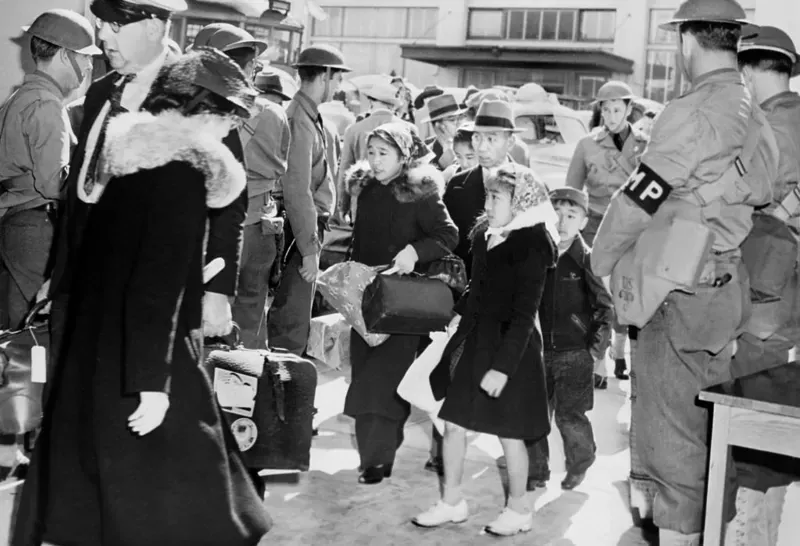 GETTY IMAGES Familia japonesa-estadounidense partiendo hacia el Centro de Reubicación, San Francisco, California, mayo de 1942.