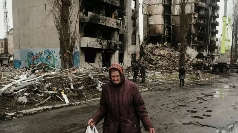 GETTY IMAGES Los edificios bombardeados en Ucrania recuerdan a los alemanes de la destrucción de sus propias ciudades en la Segunda Guerra Mundial.