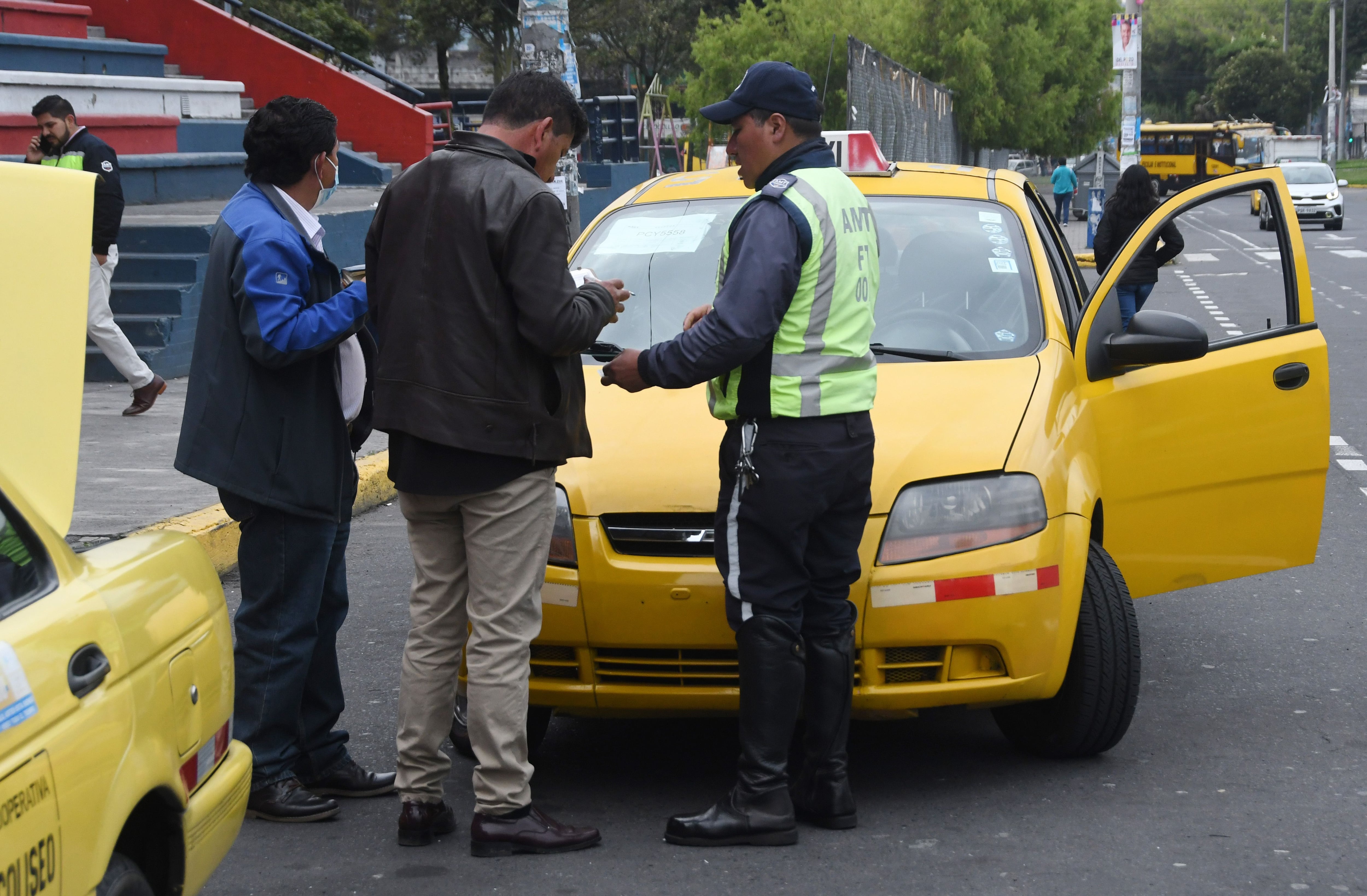 AMT intensificó operativos a taxis de Quito para verificar estado de vehículos y documentos en regla
